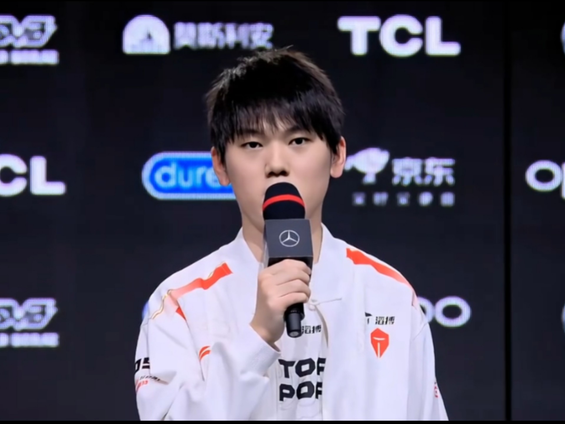  JackeyLove在RNG比赛中赛况扑朔迷离，挺进下一轮引发热议！