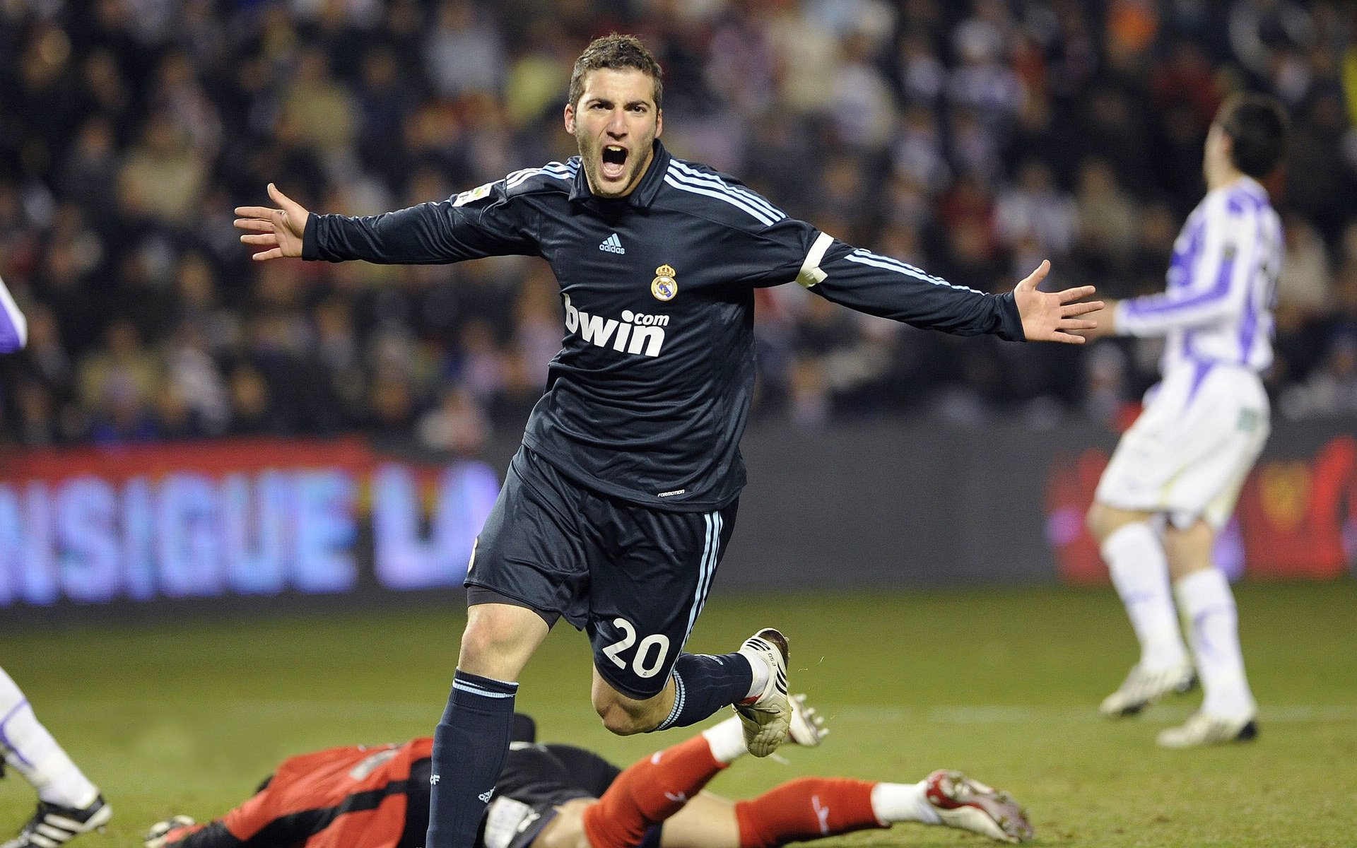 德罗巴回归赛场，势不可挡首场状态亮眼，美国队观众沸腾！